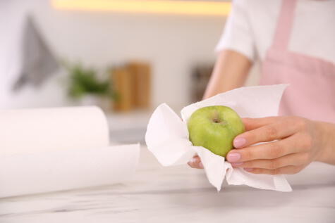 Para evitar la contaminación cruzada, los especialistas en salud recomiendan usar productos desechables como el papel toalla.    