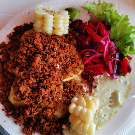 El chorizo ayacuchano se sirve desmenuzado —no en tripa— con papas y ensalada. (Foto: Dylan Adriel Medina Castillo)   