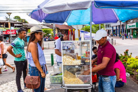 En algunas ciudades y pueblos andinos es posible encontrar puestos callejeros como este, en Ecuador, donde venden cevichocho.    