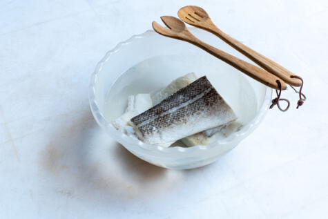 Para desalar el pescado seco, solo hay que remojarlo, y cambiar el agua hasta que se le vaya la sal.   