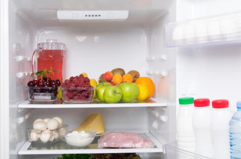 Una refrigeradora sana no huele mal y tiene los productos bien organizados y aislados.    