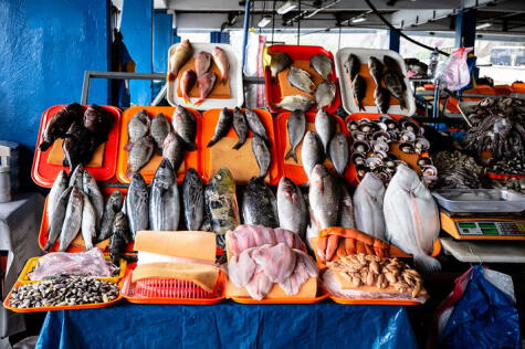 Los pescados y mariscos deben venderse bien refrigerados; evita los puestos donde están a la intemperie y sin hielo.   