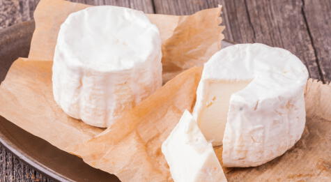Hay cientos de variedades de queso de cabra, no solo fresco; también curados, ahumados, etc.    