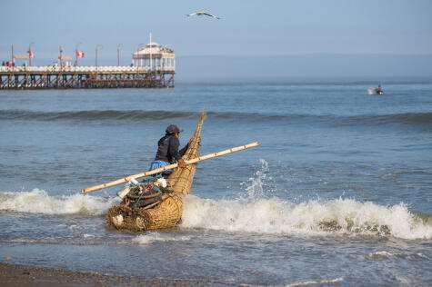 Los habitantes de este balneario —pescadores y marisqueros— mantienen prácticas milenarias, como este caballito de totora.    
