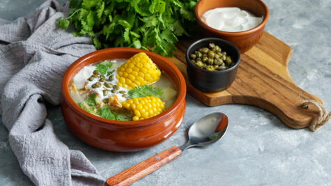 El ajiaco bogotano es una sopa de papa y pollo, que se sirve con palta —aguacate—, crema de leche y alcaparras.    