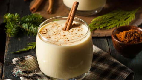 Una bebida caliente con leche, una harina que le dé cuerpo, huevo, especias y la bebida alcohólica de tu preferencia.    