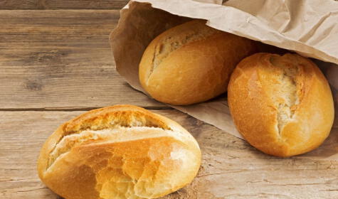 El pan no es exclusivo de una de las sopas; puedes usarlo como acompañamiento en ambas.   