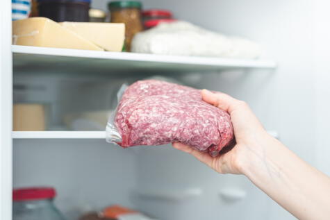 <em>Utiliza un recipiente o una bolsa hermética para refrigerar la carne molida.</em>   