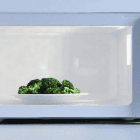 Las verduras de hojas verdes pueden generar chispas en el microondas   