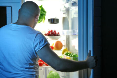  Mantener la puerta abierta del refrigerador por tiempo prolongado contribuye a consumir más energía   
