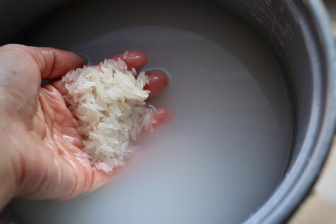 Es importante lavar el lavar el arroz antes de cocinarlo para eliminar cualquier impureza    
