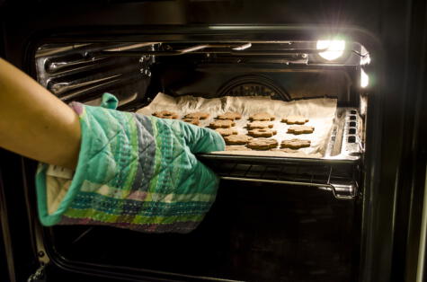 No retirar las galletas de la bandeja cuando aún estén muy calientes   
