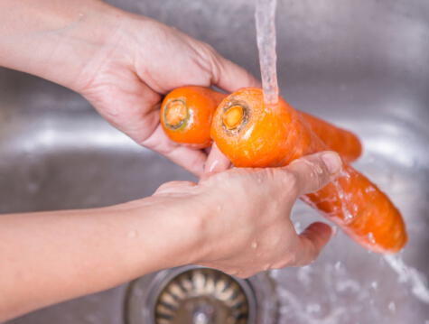  Enjuagar cuidadosamente la zanahoria   