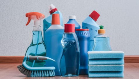 Los productos de limpieza y químicos peligrosos se deben almacenar en un lugar seguro   