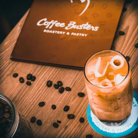 Dentro de su gama de cafés recién tostados, encontrarás alternativas como el espresso shakeratio y el cappuccino de chocolate helado   