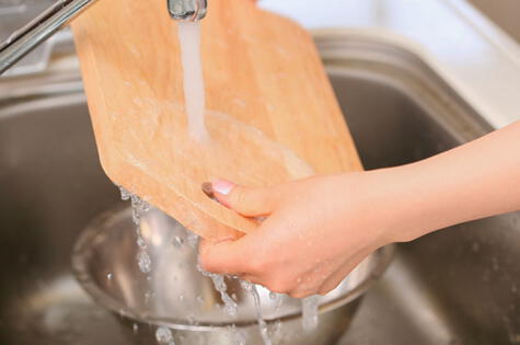 Es importante secar los utensilios de madera después de lavarlos   