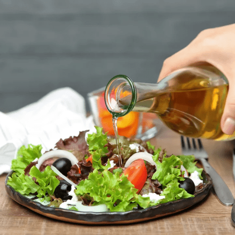 El vinagre ayuda a condimentar ensaladas   