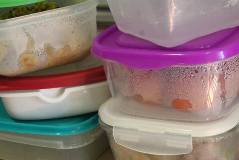 Los recipientes de plástico expuestos a altas temperaturas pueden liberar sustancias químicas que se infiltran en los alimentos   