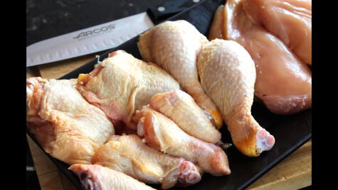  Cocinar la carne de pollo con la piel dará como resultado un pollo más tierno y jugoso    