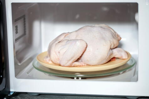 Es mejor descongelar las carnes en el microondas y evitar descongelar a temperatura ambiente   