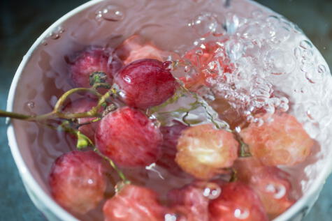  Mezclar y sumergir el racimo de uvas en una solución   