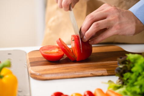 El tomate puede ser clasificado como una verdura   