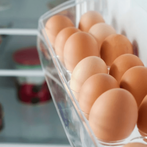 El huevo debe permanecer con la punta hacia abajo.   