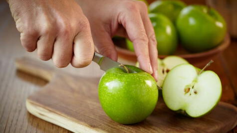  la manzana es mejor consumirla entera y mejor si es con la cáscara sin triturar.   