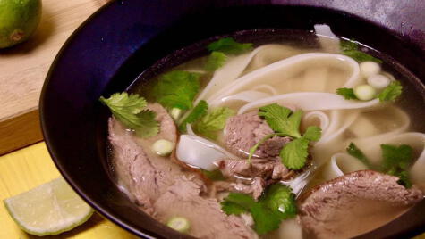  La sopa Pho se prepara con fideos de arroz, huesos de res, jengibre, anís estrellado y otros condimentos.    