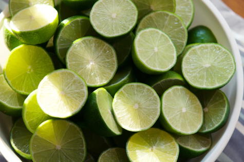  Guarda los limones en el refrigerador dentro de una bolsa ziploc, esto evitará que se reseque con rapidez.   