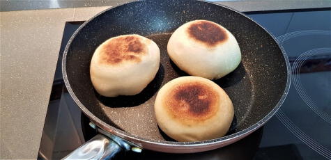  Preparar pan en una sartén es una técnica práctica que te permite disfrutar de un pan casero delicioso.&nbsp;    