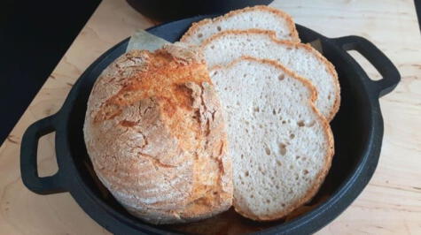  Cocinar pan en una olla permite obtener una corteza crujiente y un interior esponjoso.&nbsp;    