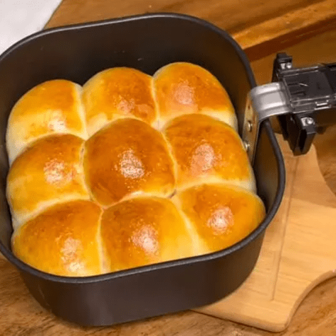  Preparar pan en una freidora de aire permite obtener un pan crocante en cuestión de minutos.    