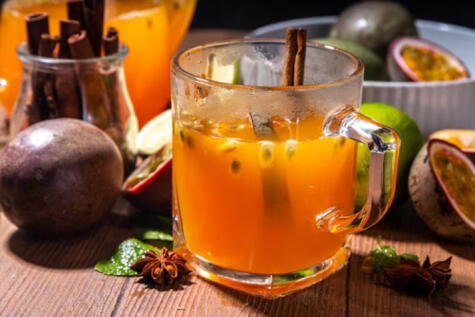 Este calientito combina el cítrico sabor de la maracuyá con la calidez del aguardiente. Este calientito combina el cítrico sabor de la maracuyá con la calidez del aguardiente.