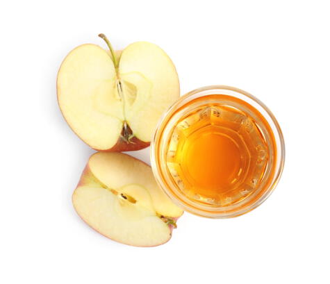  El vinagre de manzana se elabora mediante la fermentación de la manzana triturada.   