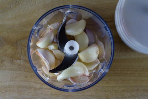  Esta es la mejor forma para que el ajo molido dure más tiempo.   