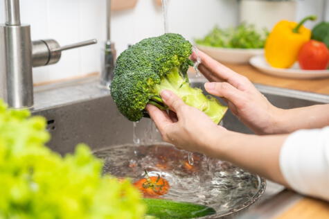  Para lavar el brócoli solo necesitarás agua y vinagre blanco.    