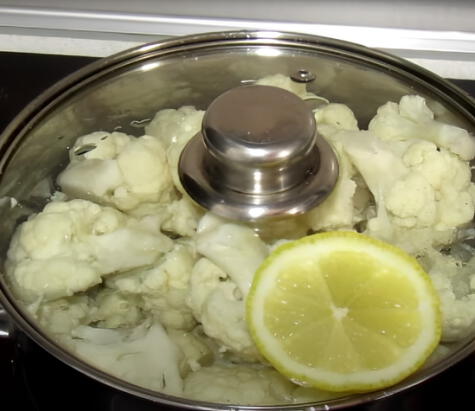 Utilizar unas rodajas de limón ayudará a reducir el olor de la coliflor.   