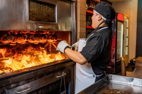 En 1950 se creó sistema de cocción a través de varillas que giraban dentro de un horno asador.    