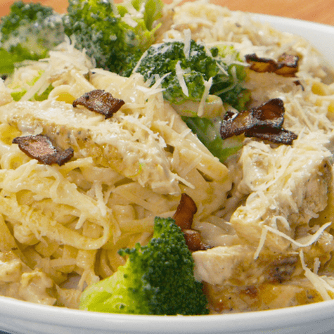  Tallarines a lo Alfredo con pollo y brócoli.    