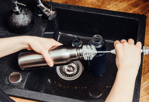 Recuerda lavar profundamente la botella de agua.   