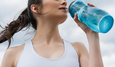 Los microbios que albergan en la piel pueden ingresar a la botella de agua.   