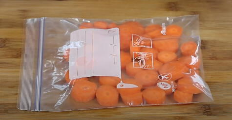 Un truco para conservar las zanahorias frescas por más tiempo es usando una bolsa ziploc.   