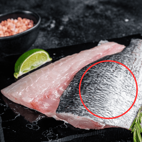 Puedes beneficiarte del colágeno consumiendo principalmente la piel del pescado.   