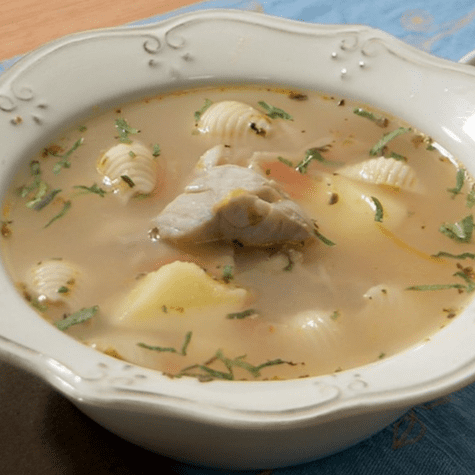  La sopa de pescado contiene omega 3, vitaminas A, B, D y minerales.   