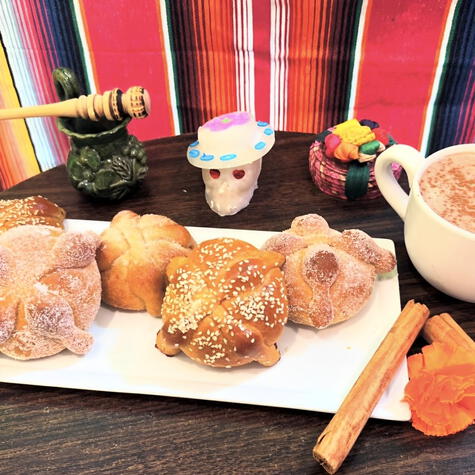  Venice Bakery ofrece pan de muerto cubierto con azúcar y una versión espolvoreada con semillas de ajonjolí.   