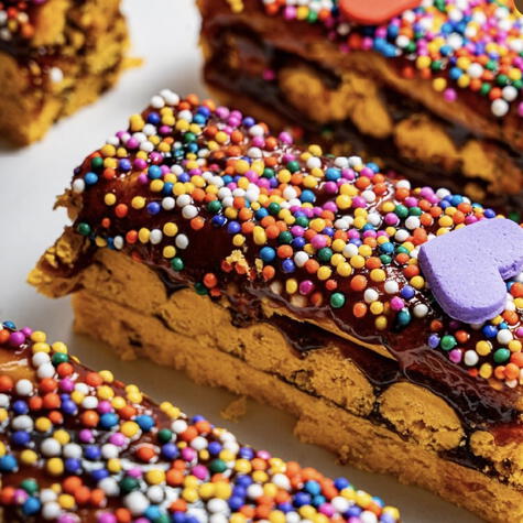 El turrón de tanta tiene una combinación de miel y un mix de frutas para degustar.   