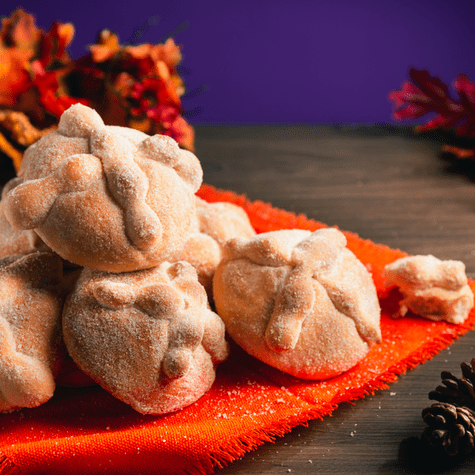 El pan de muerto mexicano está decorado con forma de huesos o un cráneo en el centro.   