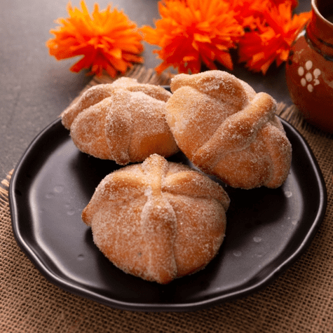 La corteza del pan de muerto tiene detalles que representan cráneos y huesos.   