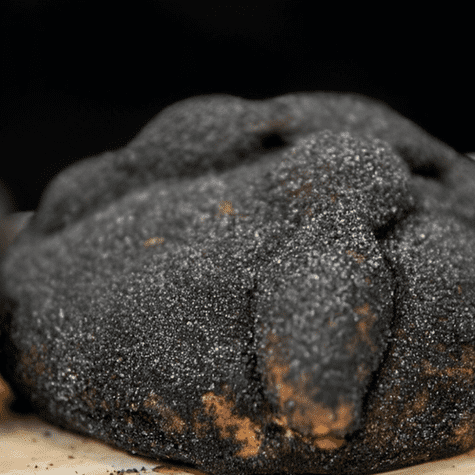 Pan de muerto negro, una versión oscura del pan de muerto tradicional.   